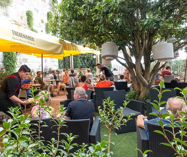 🇮🇹 Una terrazza ombreggiata dove godere di un drink rinfrescante, un piatto leggero e della buona compagnia: la nostra zona bar. Aperitivo? 🙂
🇬🇧 A shady terrace where we can enjoy a refreshing drink, a light meal and good company: our bar area. Happy hour anyone? 🙂
.
.
.
#reteodorico #castelsanpietro #verona #veronacity #verona🇮🇹 #castelsanpietroverona #bar #terracegarden #terracewithaview #terrace #outdoordining #restaurant #restaurants #ristorante #winetasting #cocktails🍹 #cocktailbar #happyhour #happyhours #aperitivo #aperitivi #aperitif