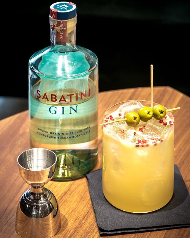 🇮🇹 Tom Collins: uno dei cocktails speciali ideato dal nostro bartender @robert_bumbaru per farvi scoprire combinazioni di sapori nuove ed eccitanti!
🇬🇧 Tom Collins: one of our special cocktails invented by our bartender @robert_bumbaru to let you experience new and exciting flavour combinations!
.
.
.
#reteodorico #castelsanpietro #verona #verona🇮🇹 #castelsanpietroverona #cocktails🍹 #cocktailbar #cocktails🍸 #gin #sabatinigin #gincocktail #gincocktails #mixology #bartender #bartenderlife #veronacity #drinkup