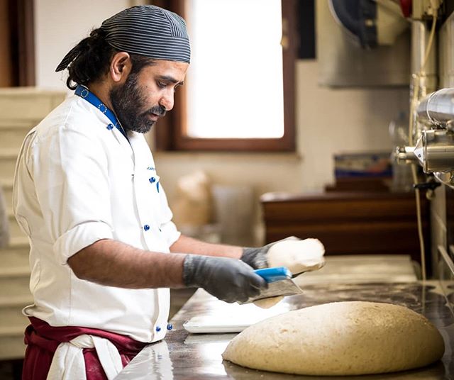 🇮🇹 Il nostro capo #pizzaiolo, Niro, all'opera sull'impasto della pizza e sul nostro pane! Forse non ve lo abbiamo ancora detto, ma tutti i lievitati che trovate da noi sono fatti in casa: pane, grissini, sfogliata, pizza... Per garantirvi sempre il massimo controllo e freschezza! 🙂
🇬🇧 Our head #pizzachef, Niro, working on our pizza dough and on our breads! Maybe we hadn't told you yet, but all flour products that you find in our restaurant and bar, are made in house by him: bread, pizza, bread-sticks, flat bread... This is to always give you maximum freshness and control over quality and taste! 🙂
.
.
.
#reteodorico #castelsanpietro #verona #veronacity #pizza #restaurant #pizzachef #pizzaiolo #pizzamaker #pizzagourmet #veronafood #pizzaparty #pizzeria #italianpizza #pizzaitaliana #ilovepizza #ilovepizza🍕 #woodboard #naturalingredients #pizzalove #pizzalover #pizzalovers #pizzalovers🍕 #pizzalover🍕 #pizzagram #homemadepizza #pizzadough