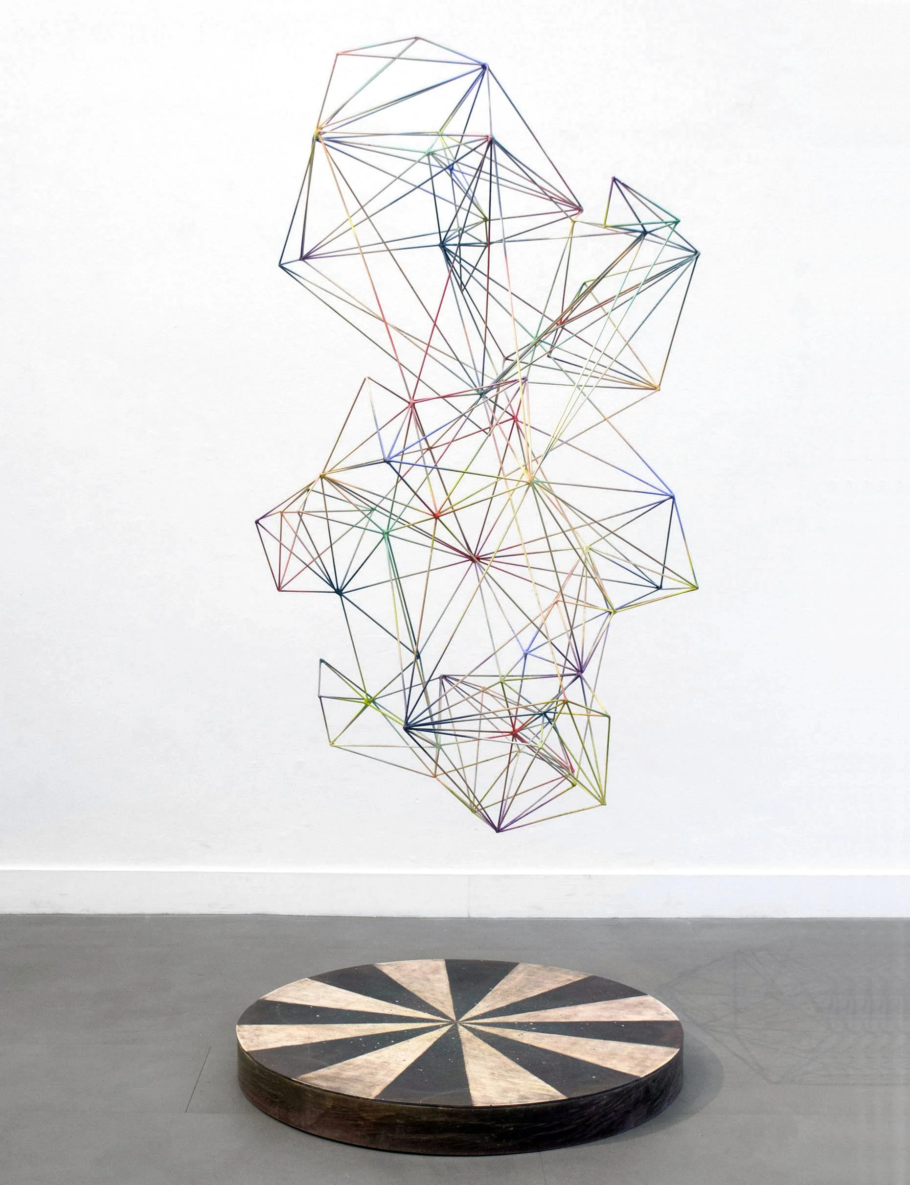   Luftnummer (ModèIe de nuage II)  2023 Lack, Holz 80 x 80 x 195 cm 