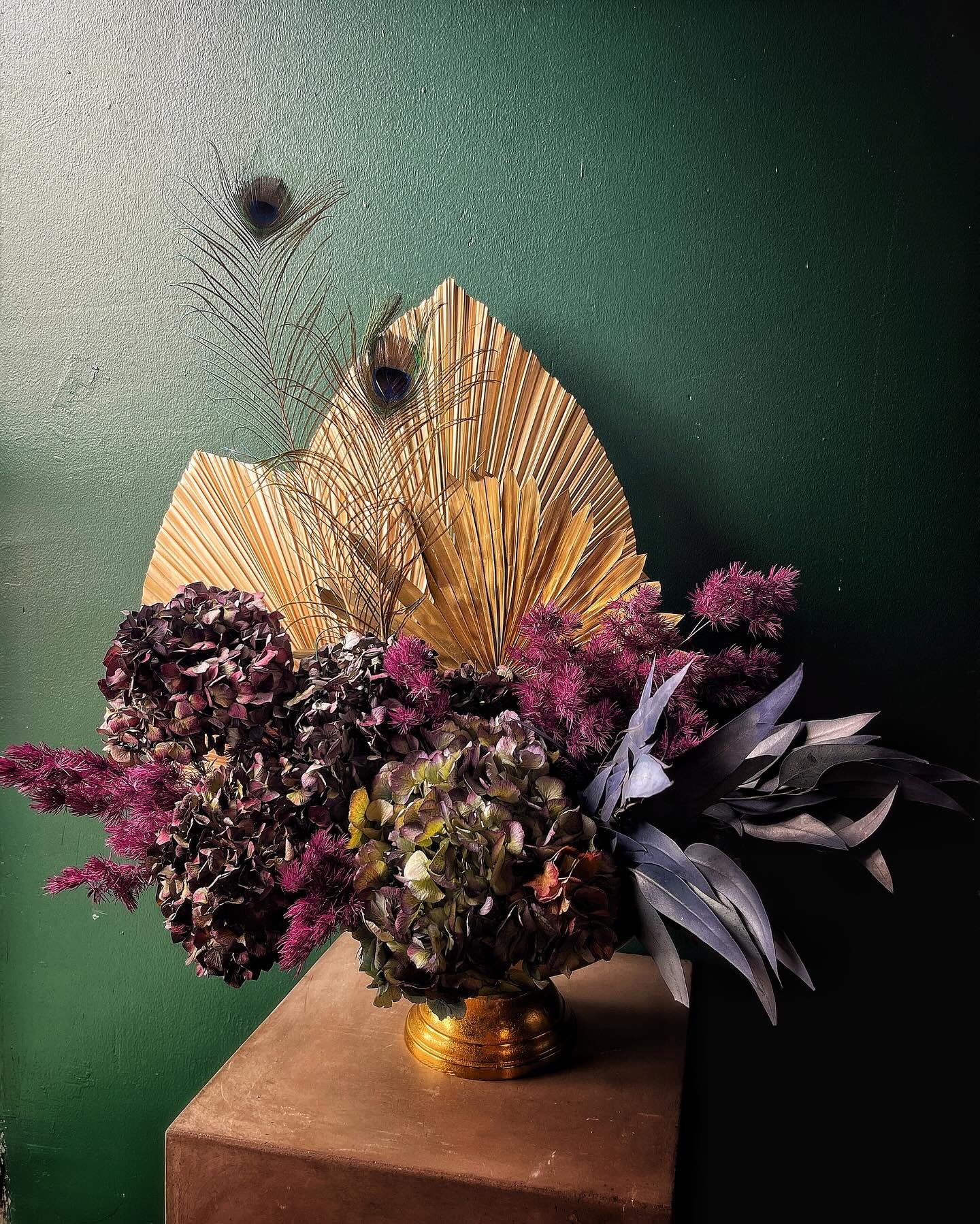 Let&rsquo;s make out under the new floral arrangements @therichardsonnyc