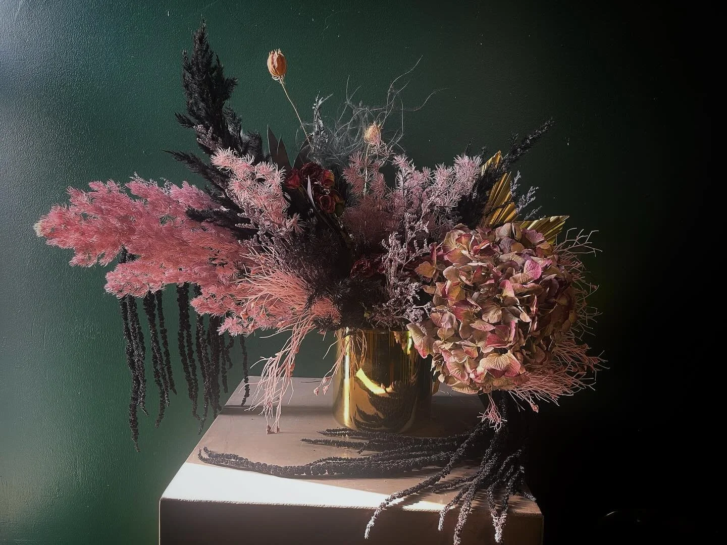 Custom dried flower arrangement for a sweet client. Reminder to buy yourself flowers. Dead or alive ones. 
🖤🖤🖤