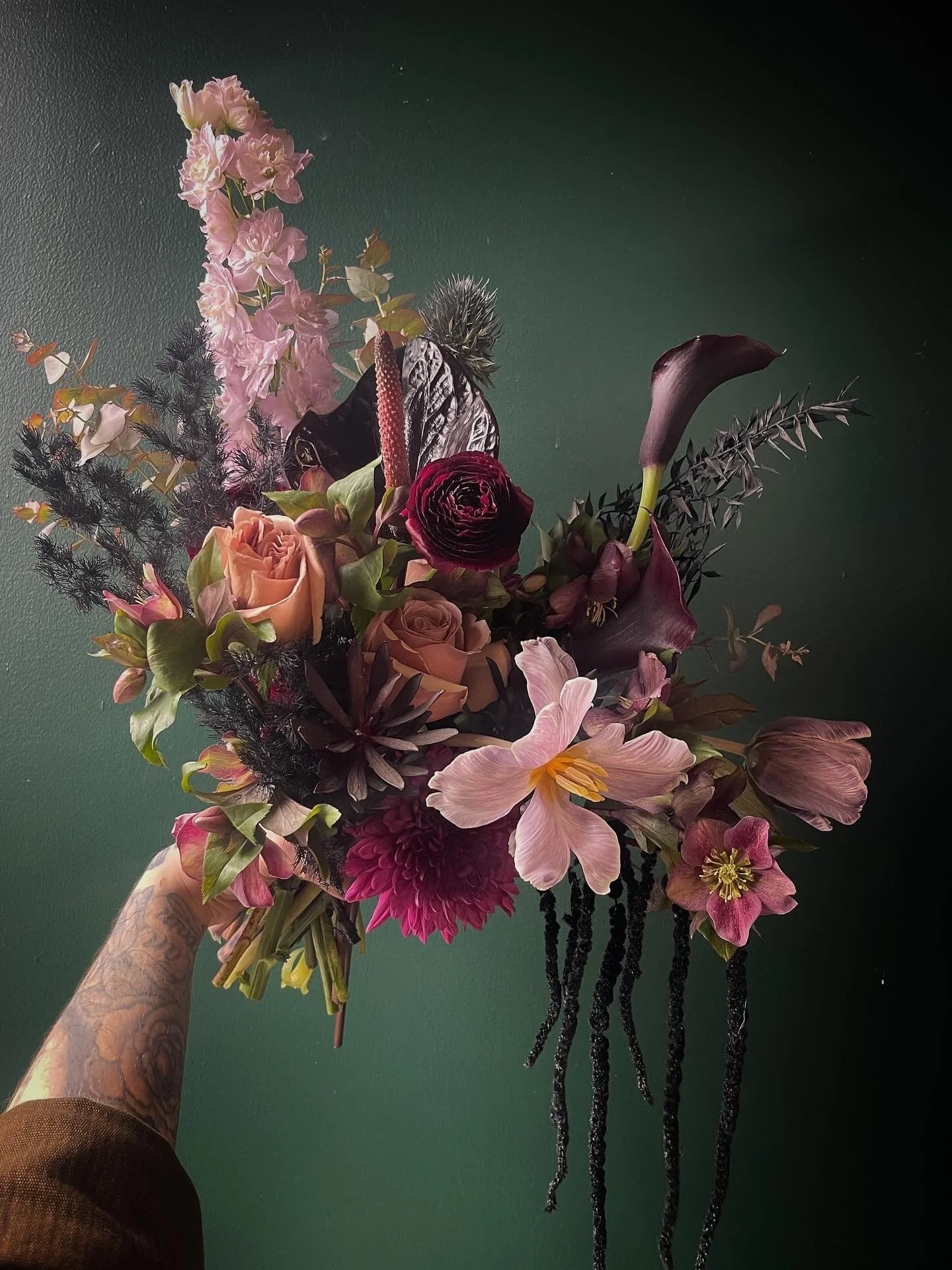 She&rsquo;s not your basic bride 💅🏻 🖤