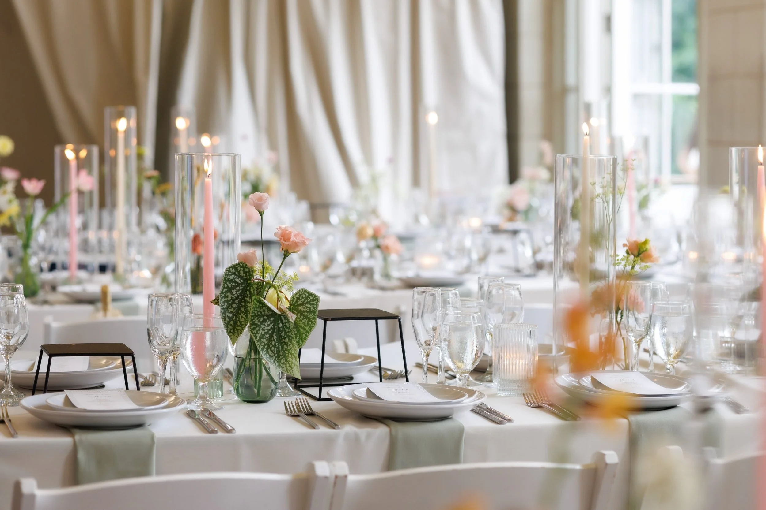 Gotta have a swan represented at The Prospect Park Boathouse. Keeping details cohesive and minimal but playful and elegant. 💚🤍🩷💛

Photo: @bdeliaphoto 
Planner: @thebutterflyeffectweddings 
Venue/Catering: @purslaneattheboathouse