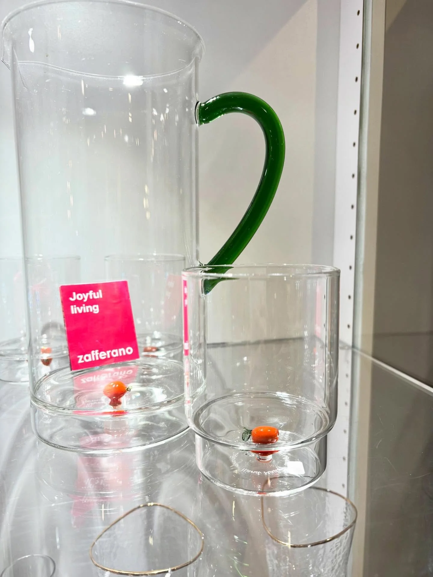 In this new collection of glassware , the decorative element (in this case an orange!) is protected inside a double bottom making it easier to clean and maintain. Such a cool gift! #teccafrutta #tumbler #oranges