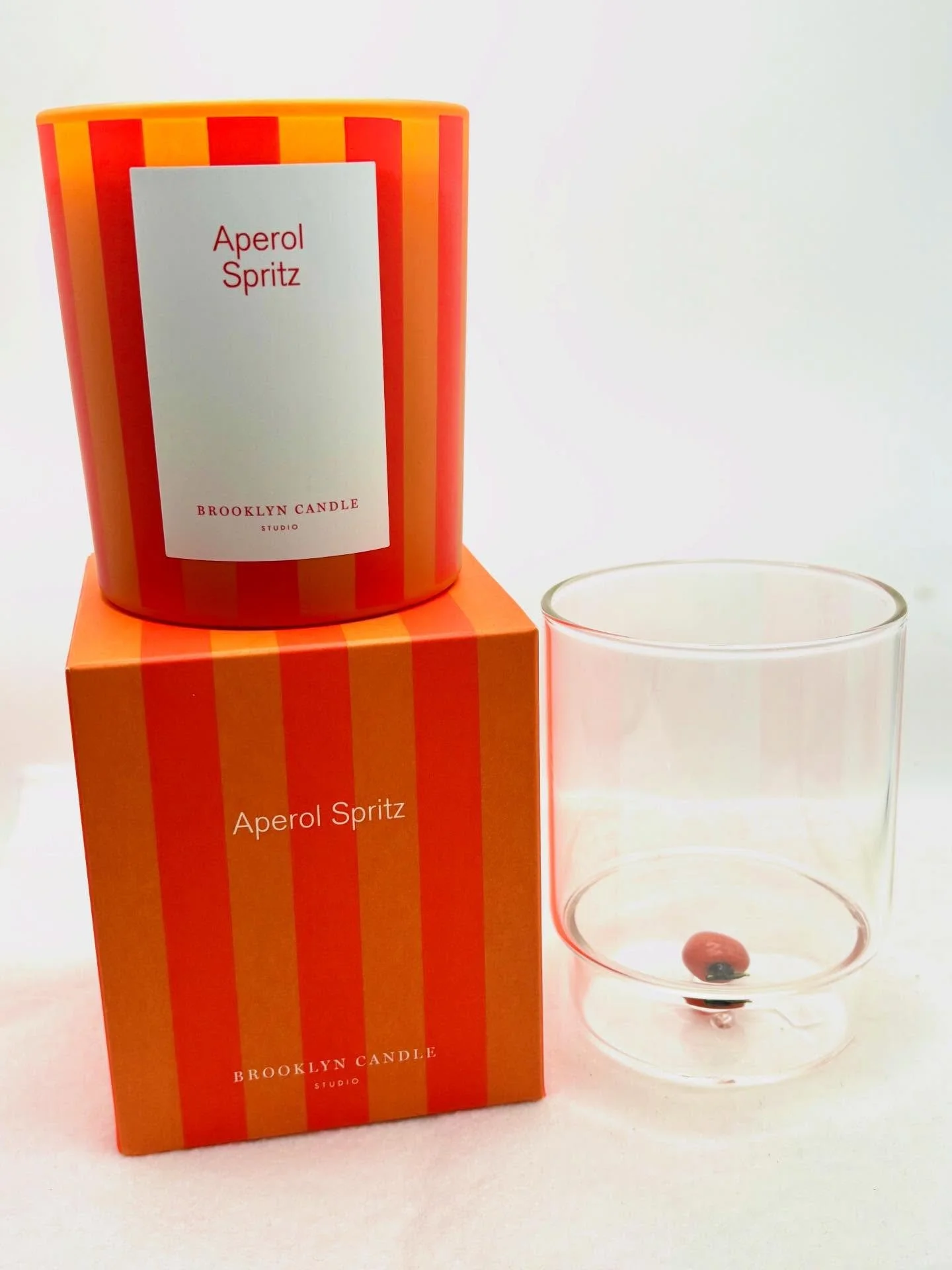 Smells as good as it sounds like it would smell! #aperolspritz Notes of sparkling bergamot and bitter orange, tart rhubarb, violet and rose. Yum!