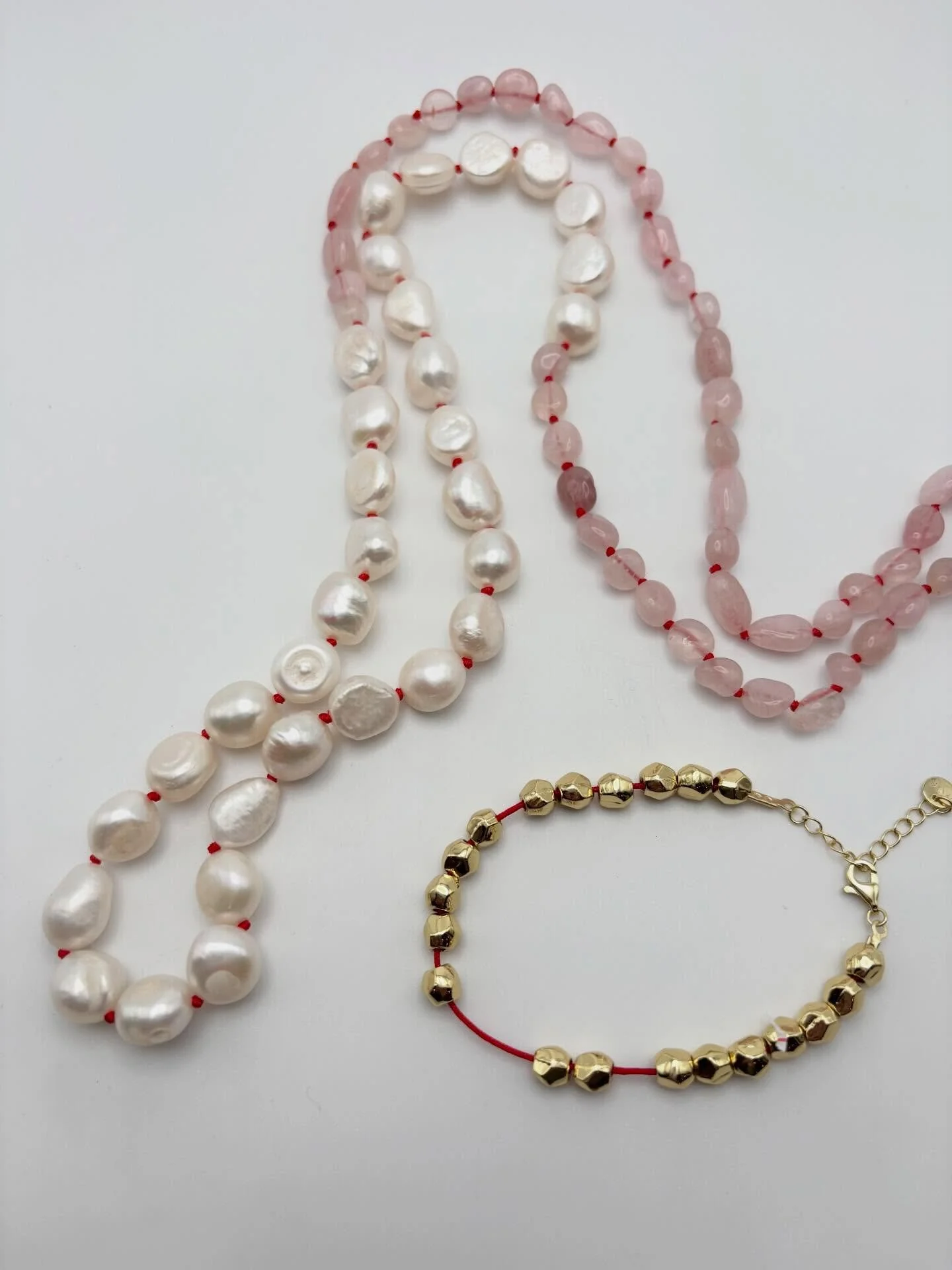 I&rsquo;ve always been a fan of the red pops on jewels. 2 new favorites! #jemmasands #spitfiregirl #gildedfacetbracelet #rosequartz #freshwaterpearl