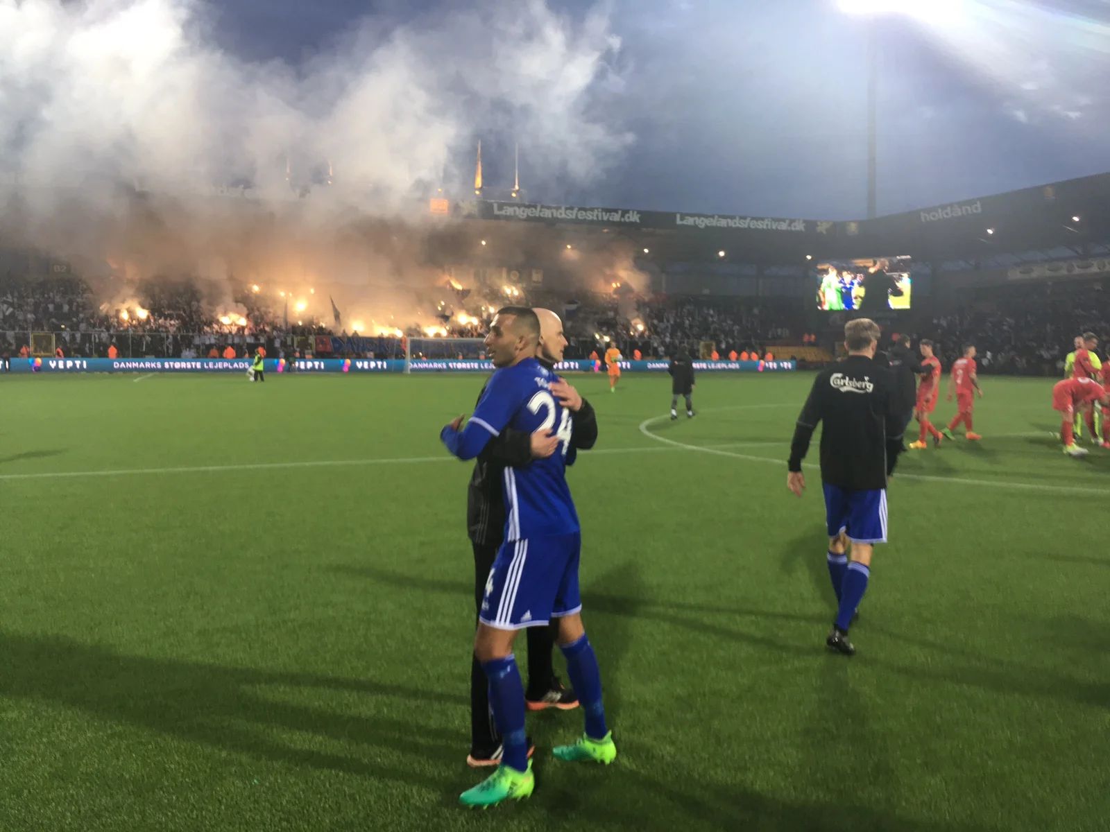 Krammer. Ståle Solbakken og Youssef Toutouh