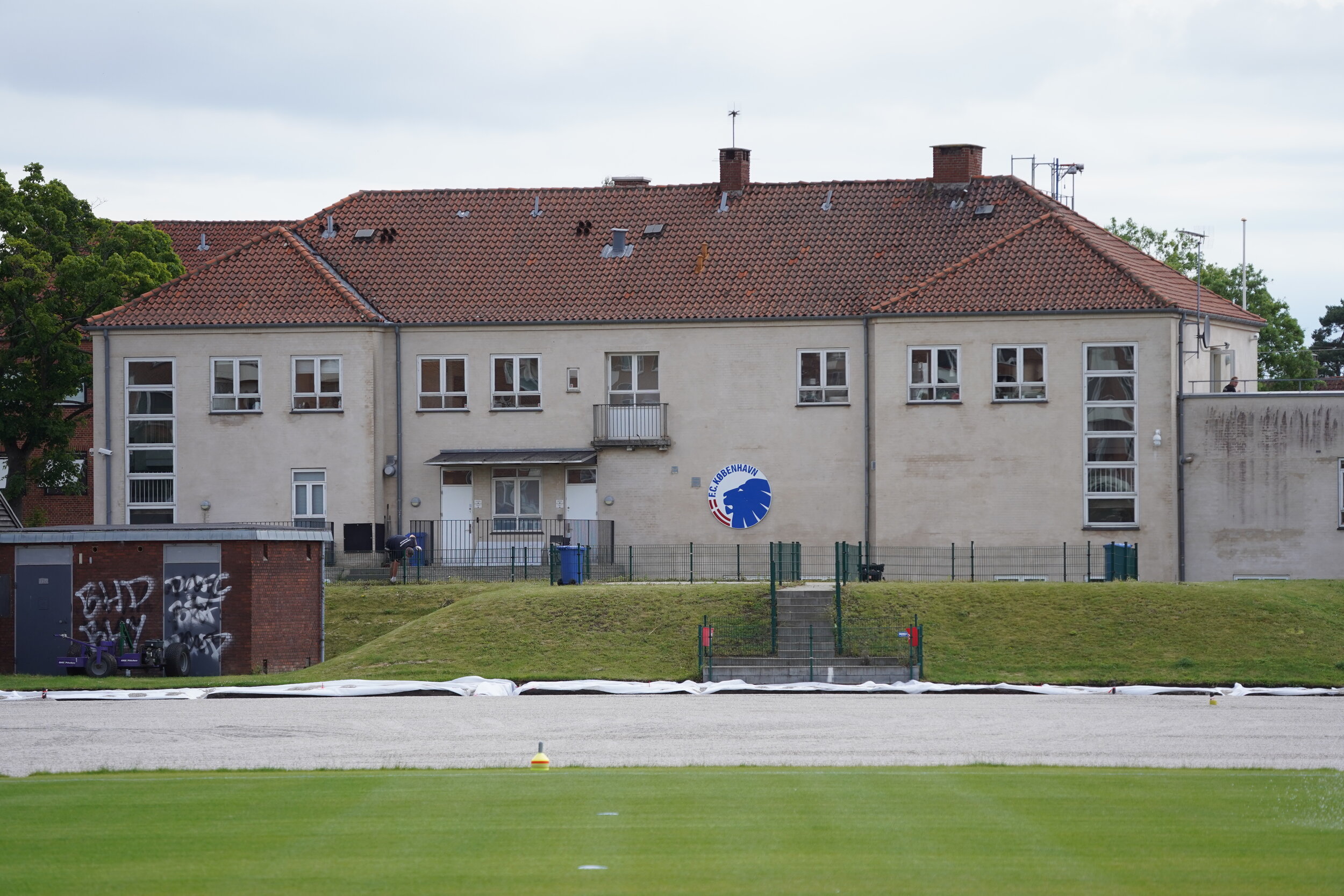 TO FCK-SPILLERE SMITTET MED COVID-19