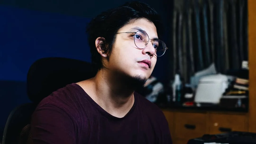 So I was trying to figure out how to stream, only to find how I look so dead from inside 😅 so obviously I took a picture of it.  But yeah finally sort of figured it out, so will put up some new thing soon 😊.