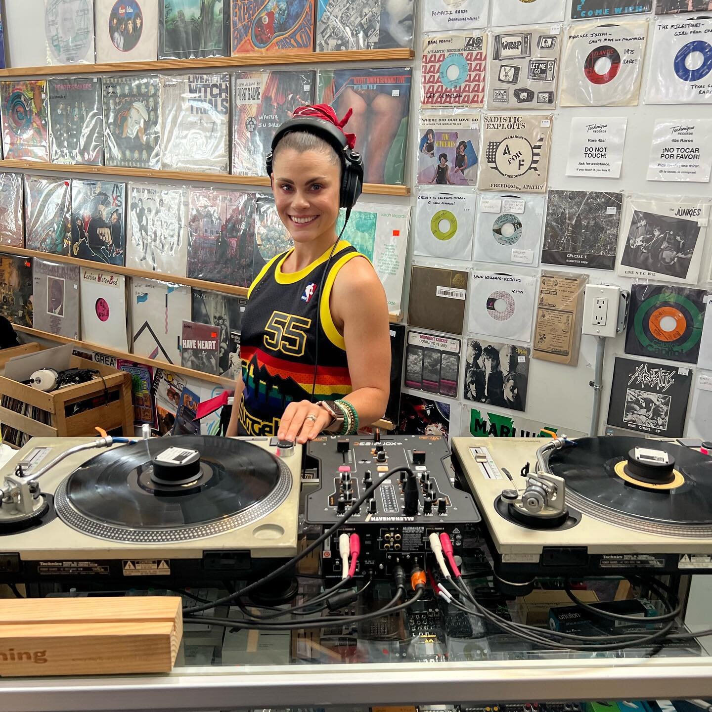 @ill_brieski @techniquerecords 🙏🏽🤘🏽👏🏽❤️❤️ - #miamidj #femaledj #bgirldj @ladiesadios @ouruniversalforce @crownheightsradio #vinylcommunity #recordcollector #discjockey #funkmusic #soulmusic #denvernuggets @nuggets