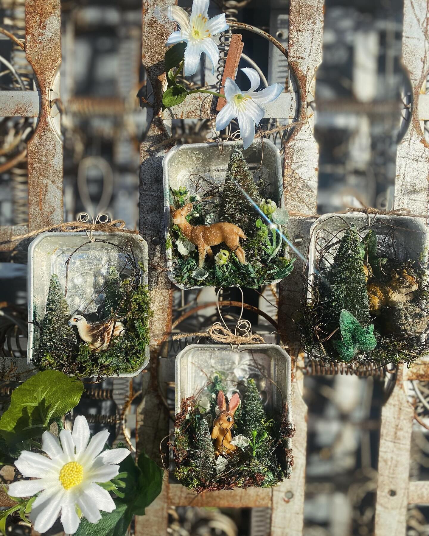 ✨New in Booth 56 at @antiquesinbridgeville: Magic Woodland Tart Tin Diorama Ornaments 🦌✨

These are OOAK handmade assemblages in vintage grape-motif tart tins. Vintage forest creatures now nest within on a mixture of dried moss, tiny corsage flowers