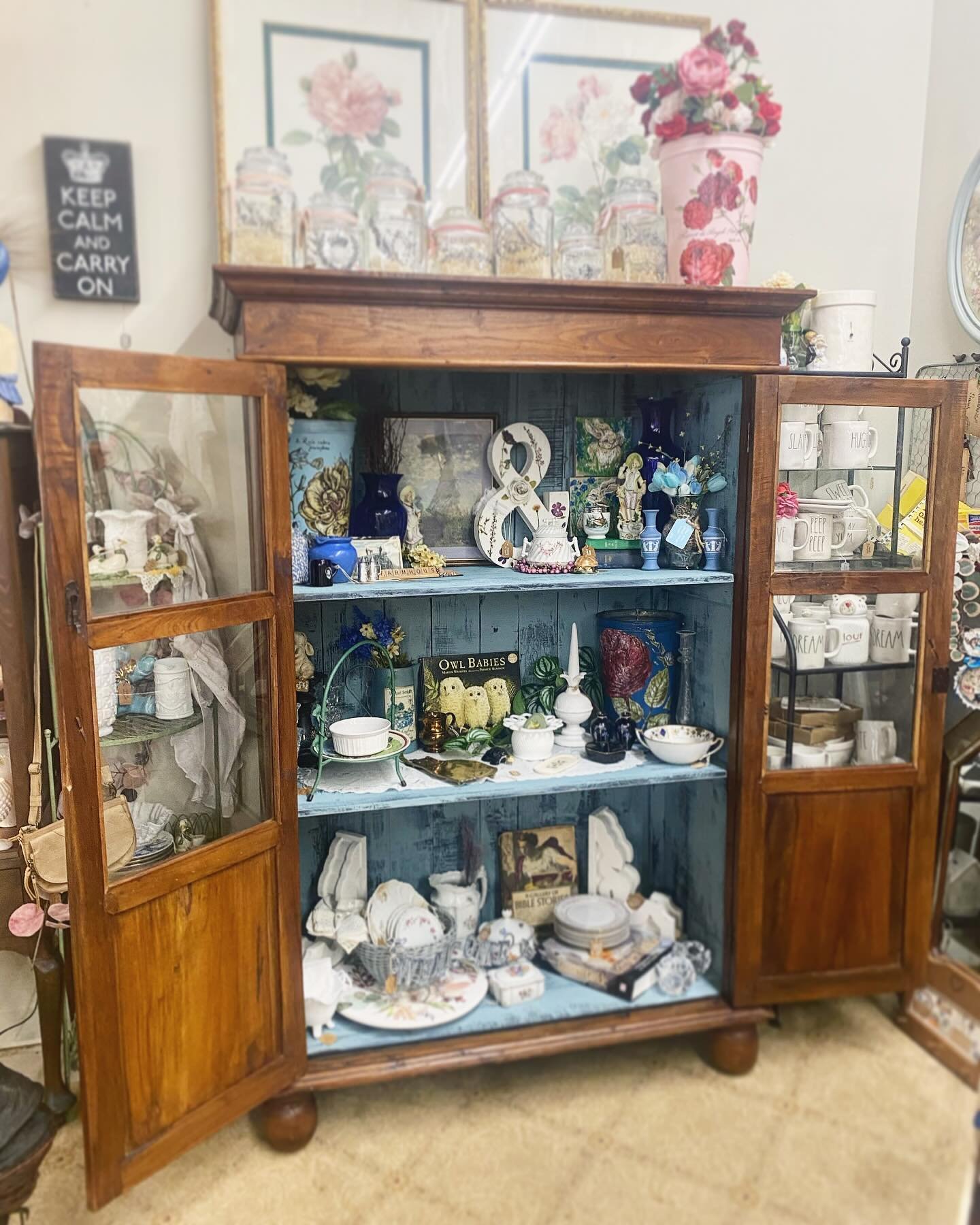 Just added this beautiful antique two-door cabinet to @mermaids.menagerie 🧜&zwj;♀️