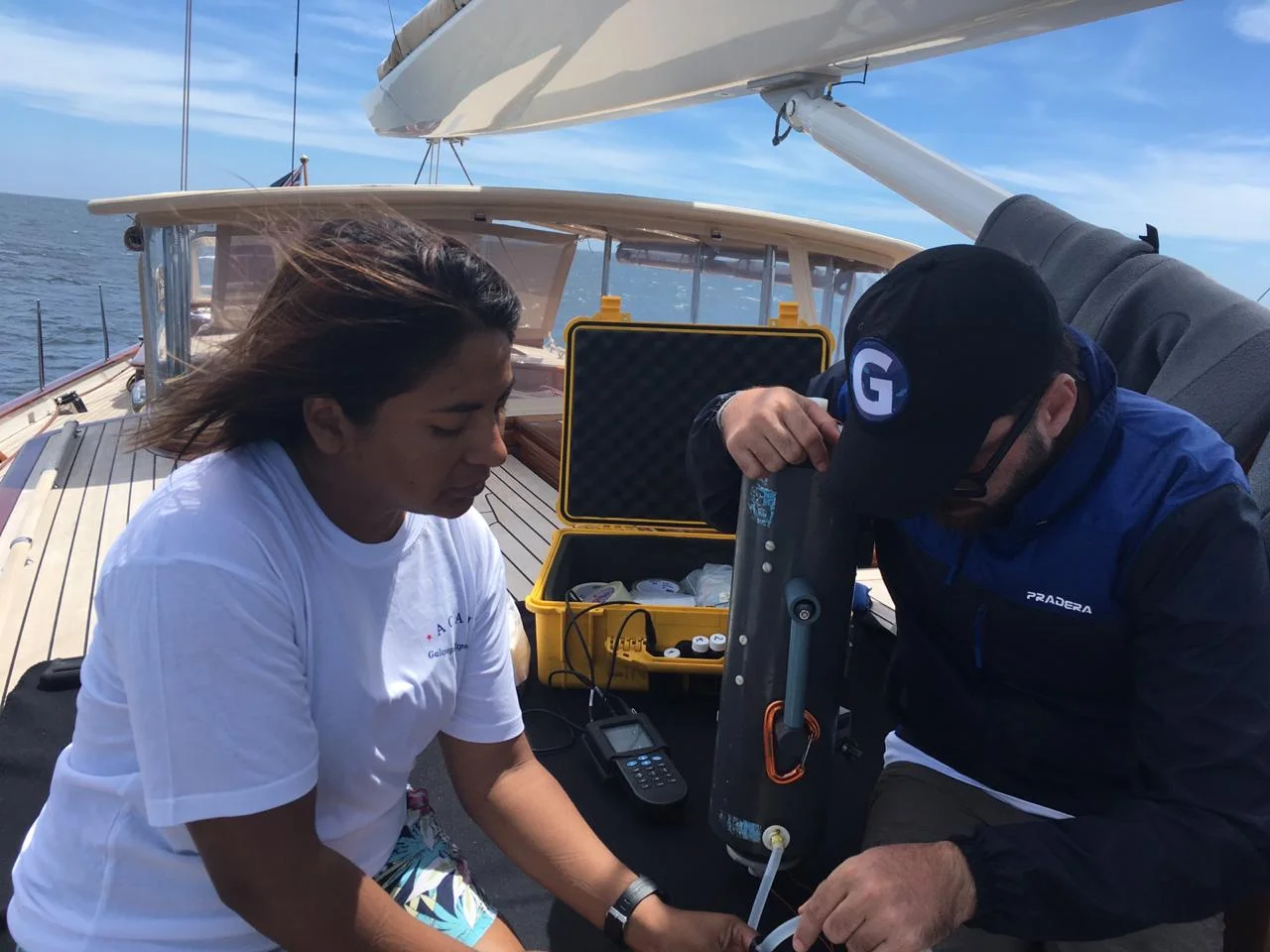 Personal del PNG y ESPOL trabajando en la toma de muestras para química del carbono en el agua de mar. Foto Isabel Timpe