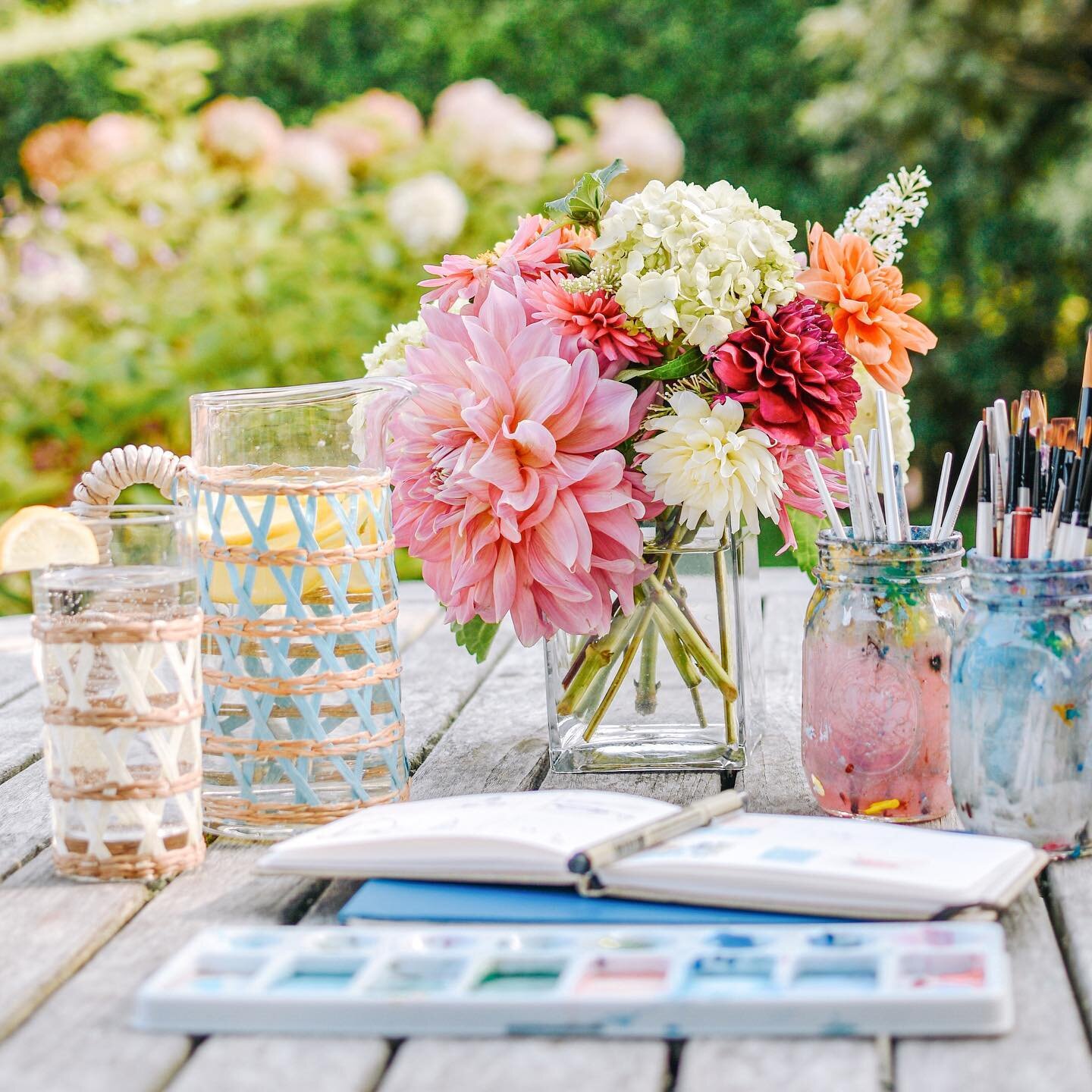 Oh dahlia! 🌸 This little homegrown bouquet from @thecounteronmainstreet made for the best #wfh inspiration today!💐🎨 Ken, our favorite pharmacist and good friend downtown, grows and gathers his own blooms from his yard to share and sell for people 