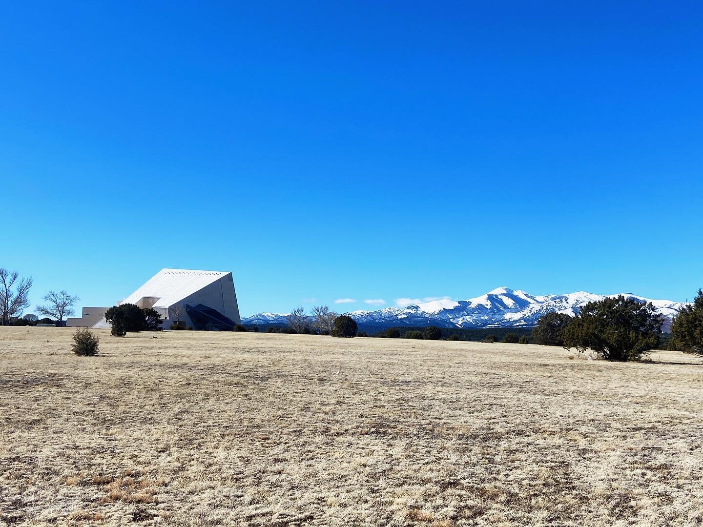 The Spencer Theater, designed by Antoine Predock; the Sierra Blanca mountain. 🏔️