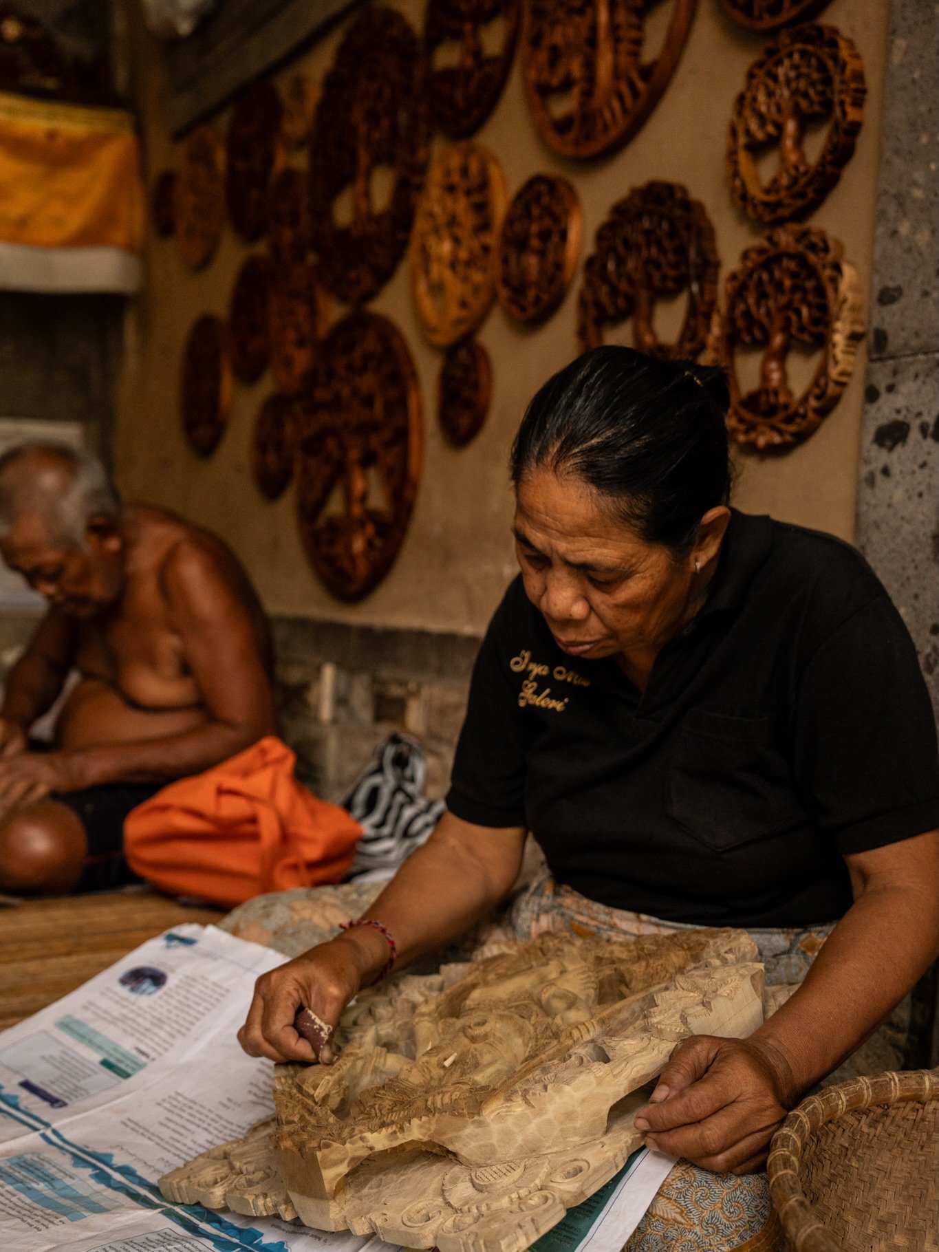 Balinese artisanship is truly remarkable. This piece they were working on didn&rsquo;t use any reference image, or previous examples. Just memory, and hours of patience. 

#bali #karyamas #woodcarving #indonesia #craft