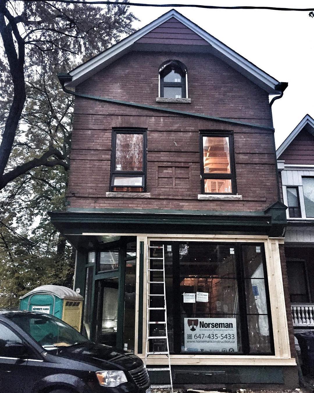 The front of Howland Rd.