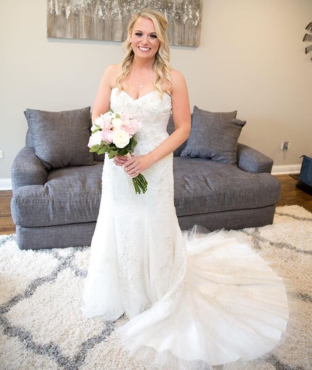 Here is another beauty to brighten up your day since we&rsquo;ve having more gloomy weather! 👰🏼💕🤍
Photo: @larochephotos 
Hair: @hairbylisamurphy 
MUA: @makeupsbymargie .
.
.
.
#hairbylisamurphy #chicagobridalhair #bridalhair #weddinghair #updo #b