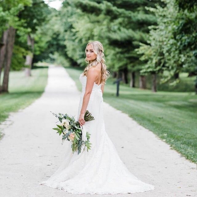 Another look at one of my favorite brides/bridal looks from one of my past wedding seasons! Hope this adds some sunshine to this rainy day! ☀️👰🏼🤍
Hair: @hairbylisamurphy 
MUA: @makeupsbymargie 
Photo: @lindseykay_photography 
Bride: @_danielledani