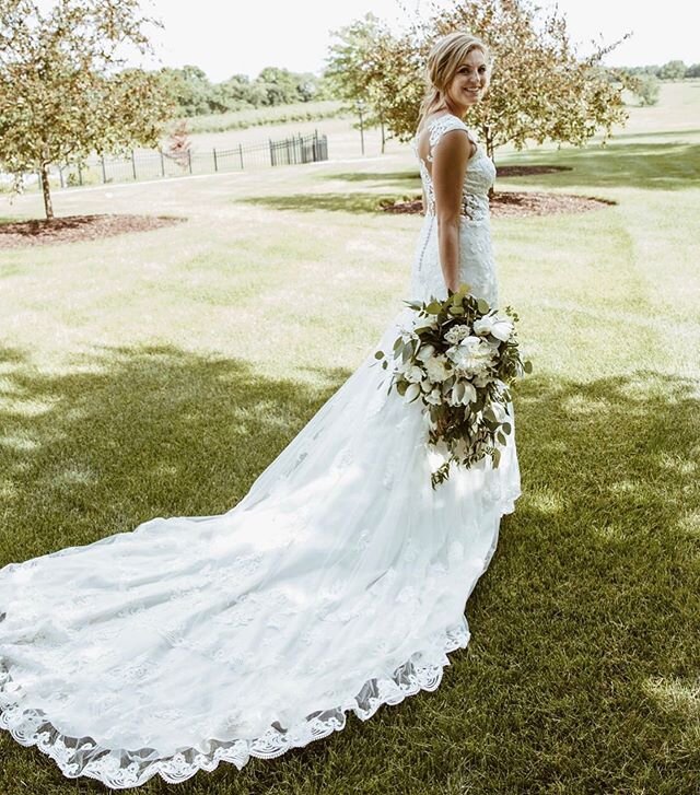 Pretending that my wedding season is going on like normal. Here&rsquo;s a look back at the stunning bride, Shannon. 🌻👰🏼🙌🏻
.
Hair: @hairbylisamurphy 
MUA: @makeupsbymargie 
Bride: @smgray22
.
.
#hairbylisamurphy #chicagobridalhair #bridalhair #br