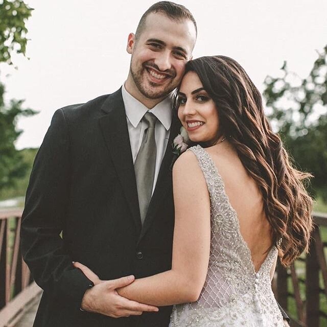 Swooning still over one of my past brides, Marial + her gorgeous hair! 🤍👰🏻
Hair: @hairbylisamurphy 
MUA: @ms_sev17
Photo: @chrissydeming .
.
.
.
#hairbylisamurphy #chicagobridalhair #bridalhair #bridalupdo #updo #classicupdo #chignon #romanticupdo