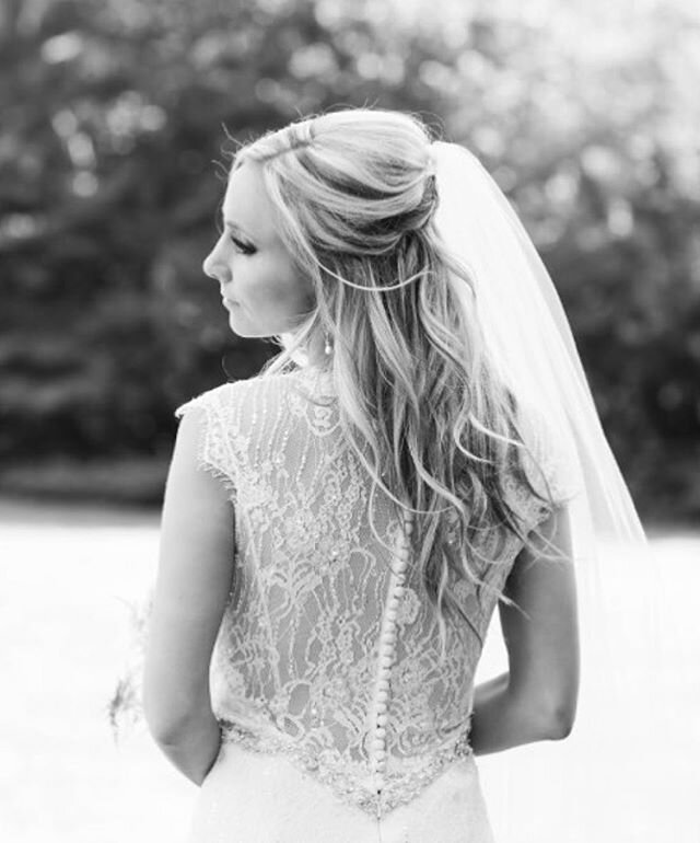 Ugh, I swear all my bridal clients could be paid models. All. So. Gorgeous. 🤍👰🏼
.
Hair: @hairbylisamurphy 
Photo: @lindseykay_photography .
.
.
#hairbylisamurphy #chicagobridalhair #bridalhair #bridalupdo #updo #classicupdo #chignon #romanticupdo 