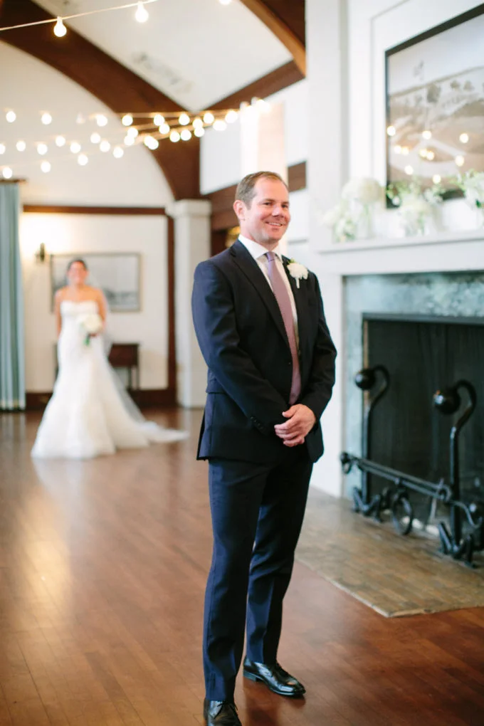 12-lake-geneva-country-club-wedding-lisa-mathewson-photography-sweetchic-events-first-look