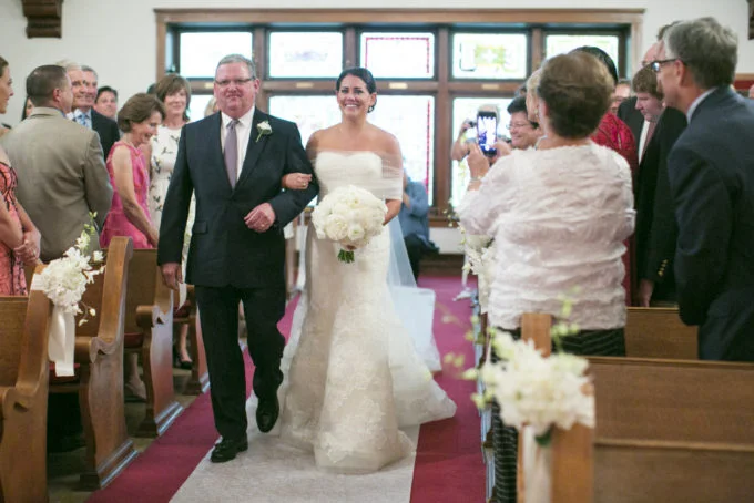 21-lake-geneva-country-club-wedding-lisa-mathewson-photography-sweetchic-events-ceremony-father-daugther-aisle
