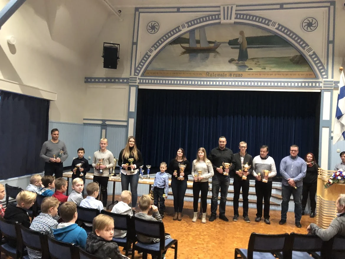 Lajien parhaina palkitut kuvassa