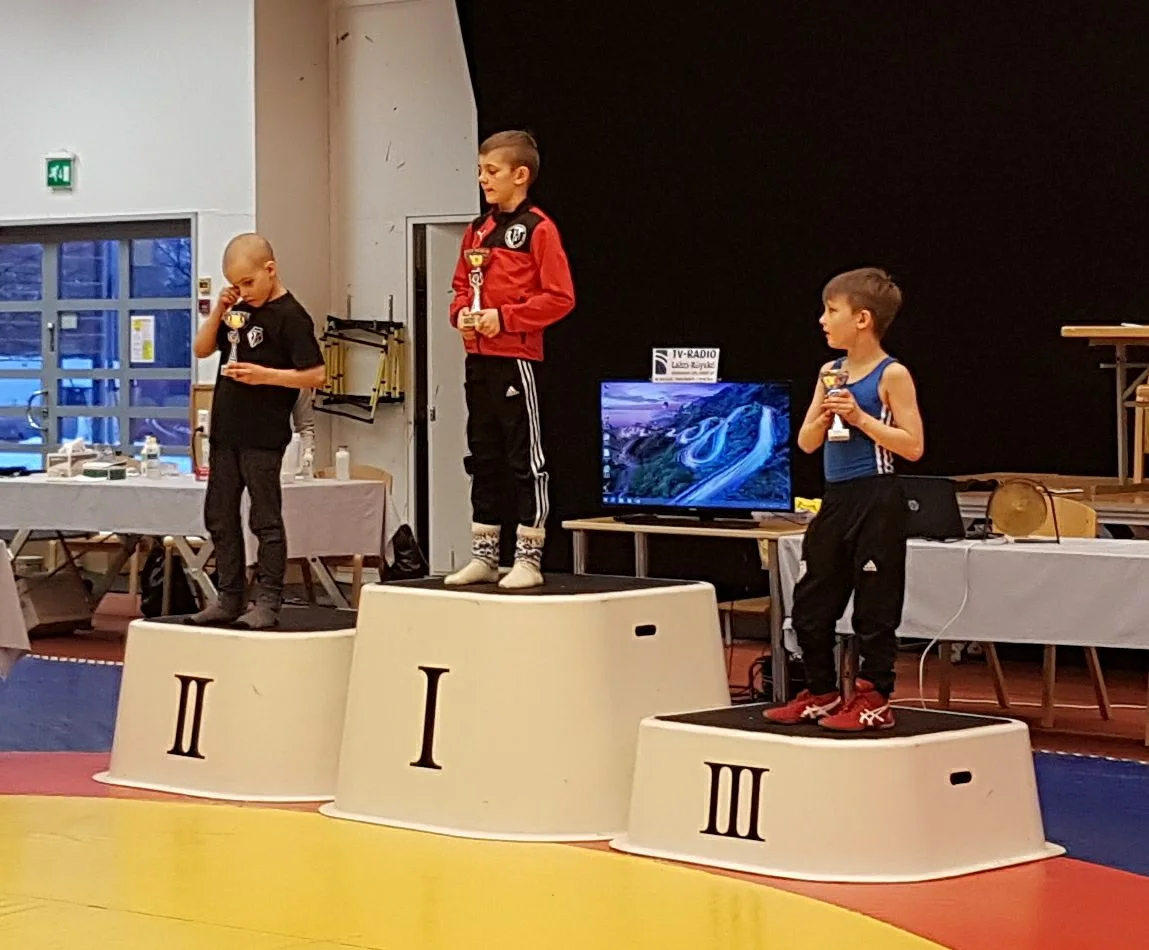 Kuvassa pojat 10-17v 28kg mitalistit, Jalaksen Samuel Saari 2. ja Perttu Kangasniemi 3.