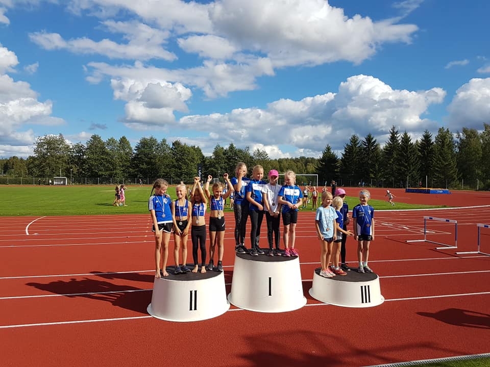 T9 4x400m viestin hopeamitalistit (Melida Niemi, Manna Keski-Kokko, Anni Yli-Peltola, Elina Viinamäki)