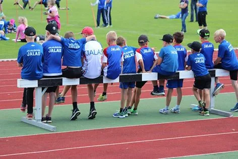 Seurakisat Kiuaskallion yleisurheilukentällä