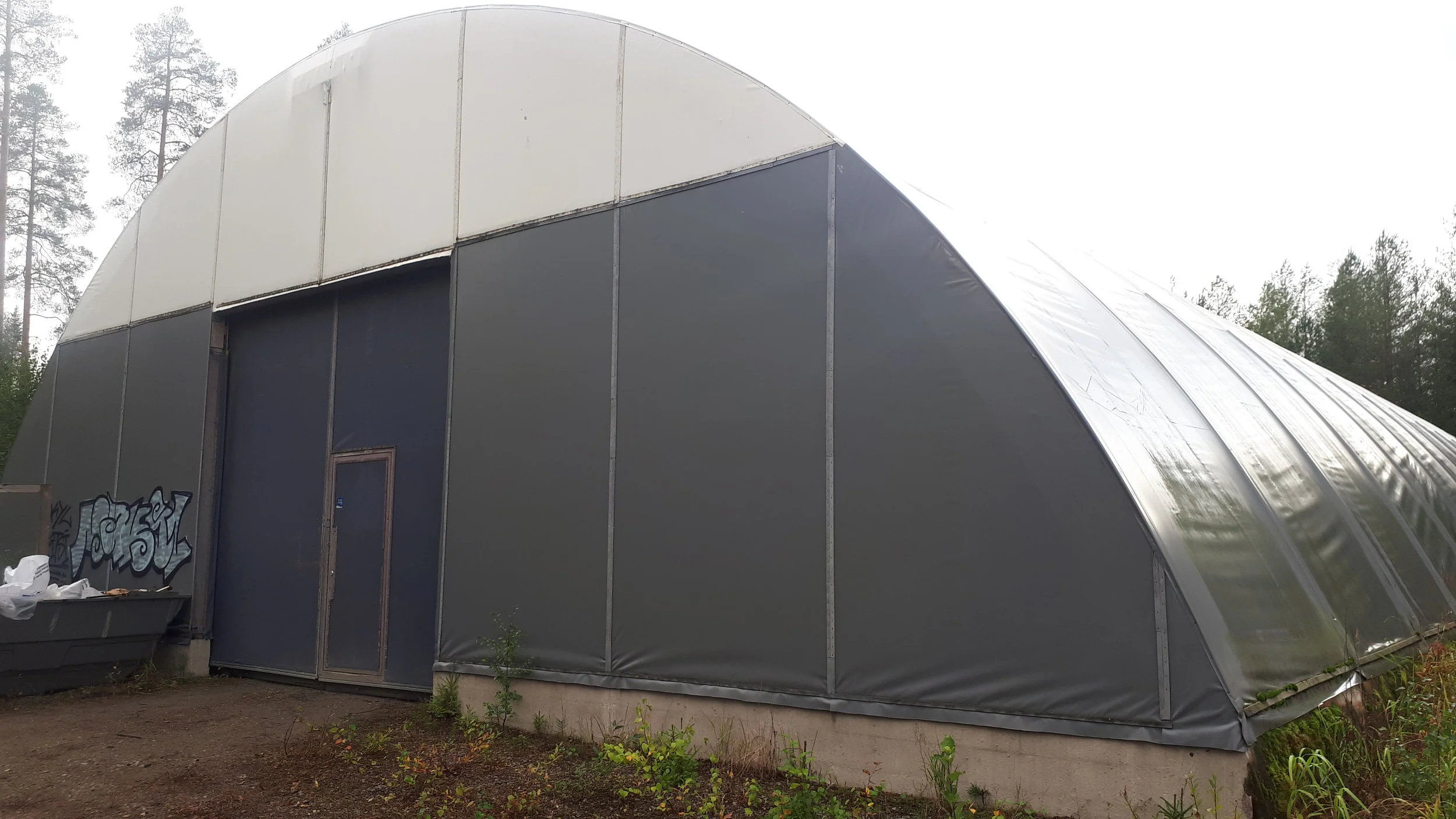 Jalkapallojaosto on käynnistänyt Kiuaskallion kaarihallin kunnostuksen.