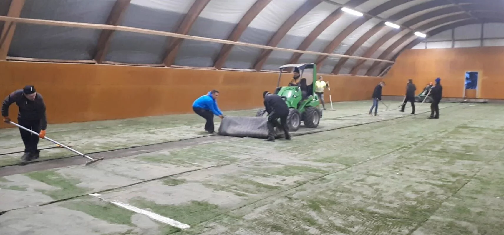 Kiuaskallion Kaarihalli sai tekonurmen