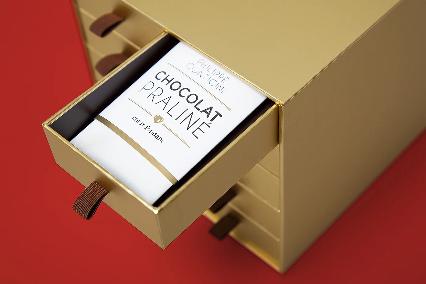 dame-yucca-studio-creation-paris-packaging-graphisme-patisserie-reves-chocolat-praline-rouge-clair-9.jpg