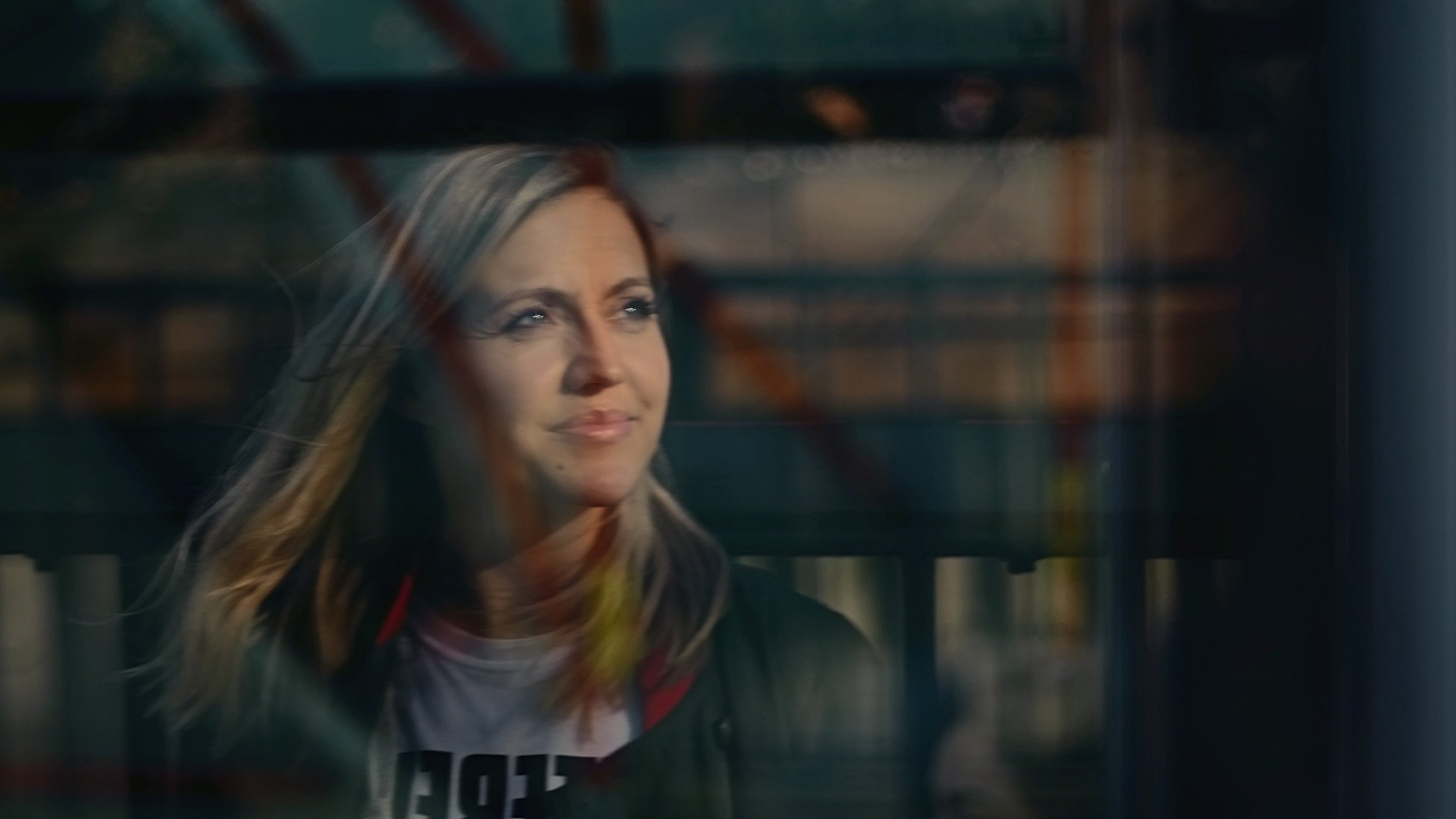 Kim Murray, founder of Happy Heads, smiling in a natural setting