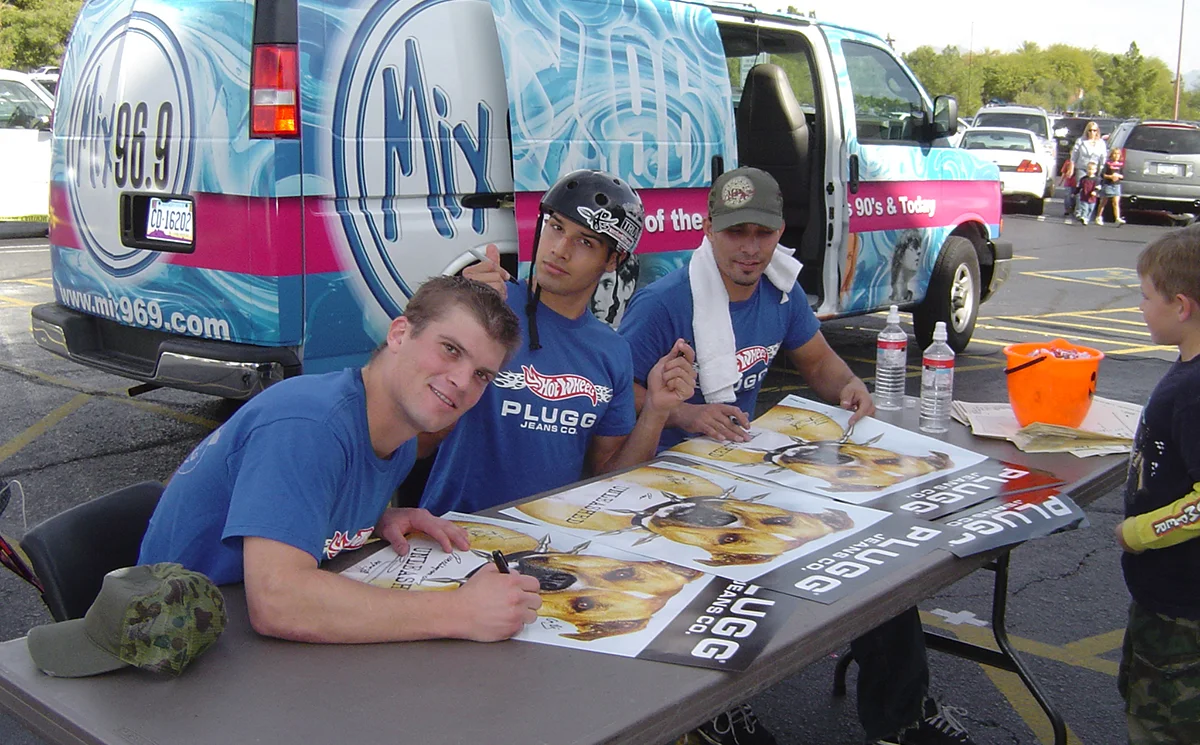 Hot Wheels BMX Bike Team sign autographs