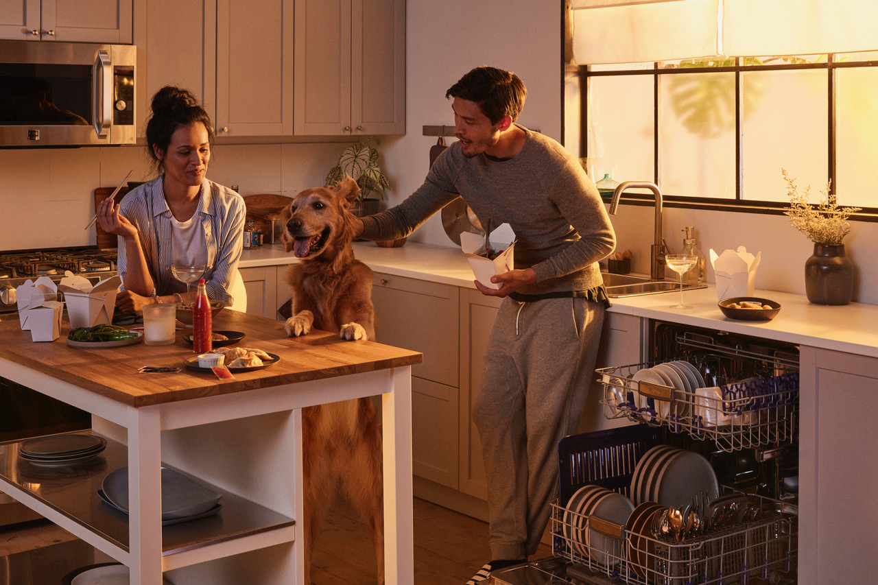 LG-STUDIO_CAMPAIGN_Freestanding_STS_Couple_with_takeout_3577_A.jpeg