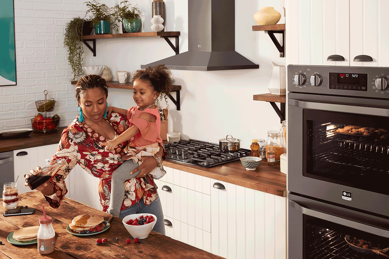 LG-STUDIO_CAMPAIGN_Built_in_BSTS_Hectic_Family_GIF_3118_C.gif