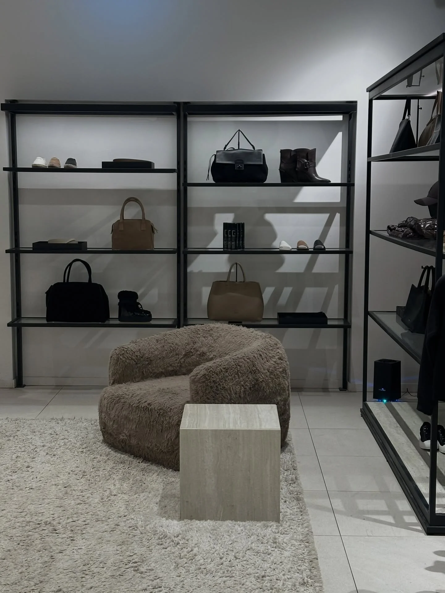 RUDSAK - Private exclusive preview of SS26

Catering - @traiteur.brera 
Flower Arrangement - @studio.byrose