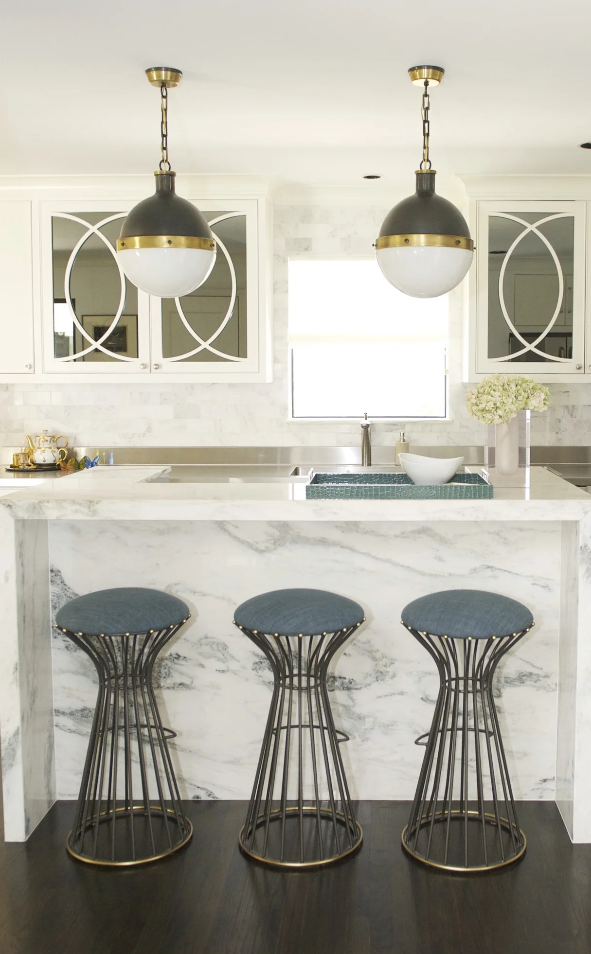  RENEWED SPACES You love your home but are ready to re-energize and modernize. And so the collaboration begins and the plan unfolds. We take away all the uncertainty of a redo and work as liaison with architects, builders, and craftsmen to create a seamless revival of all you love.