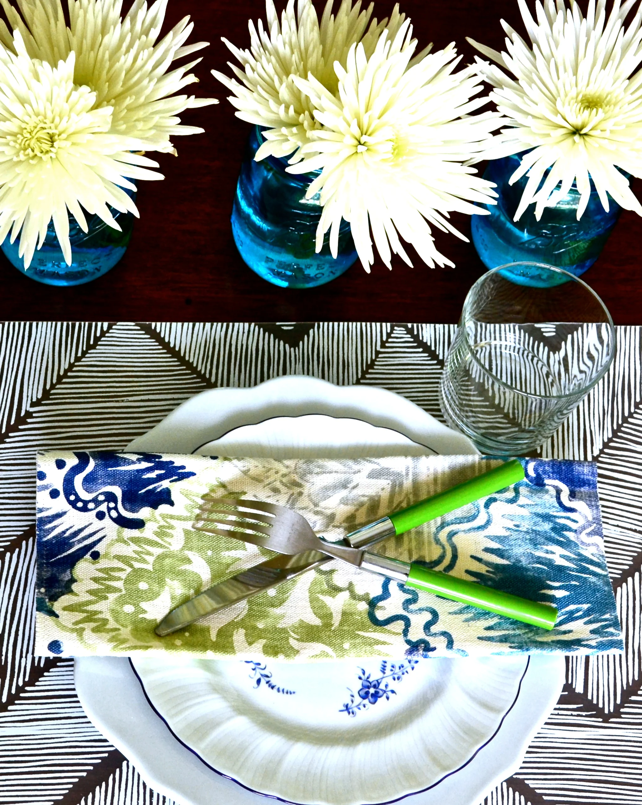  FULL-SERVICE STYLING Special occasions deserve a designer's eye. Fresh flowers, place settings, and table linens that pull it all together. We are by your side to see it through. But we are also known for our as-needed styling when all you might need is a quick refresh. It's full service from start to finish.