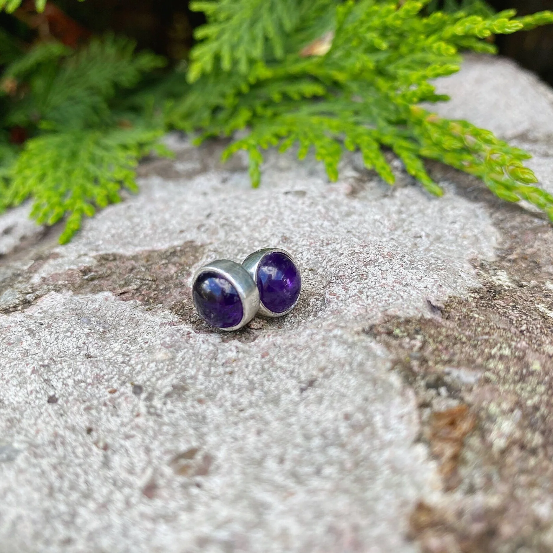 ETERNAL SPRING amethyst stud earrings