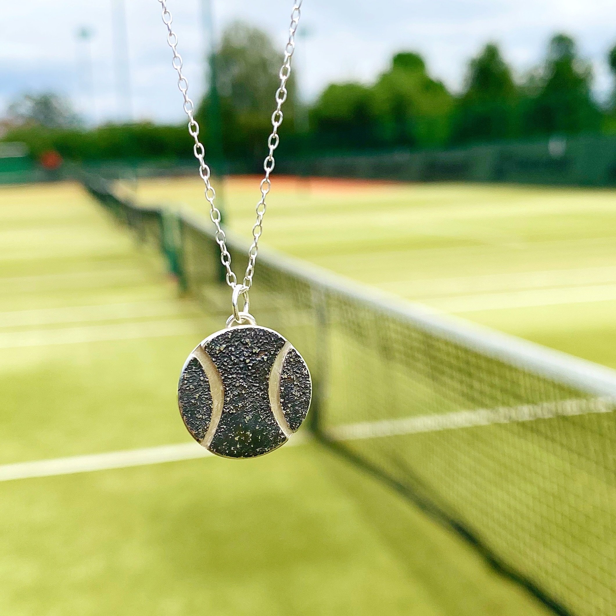 Oh hey, @zendaya, fancy a tennis ball necklace?! 🎾🎾🎾

#challengers #zendaya #tennisnecklace #tennisjewellery #joyfullyhandcraftedjewellery #tashiduncan @challengersmovie