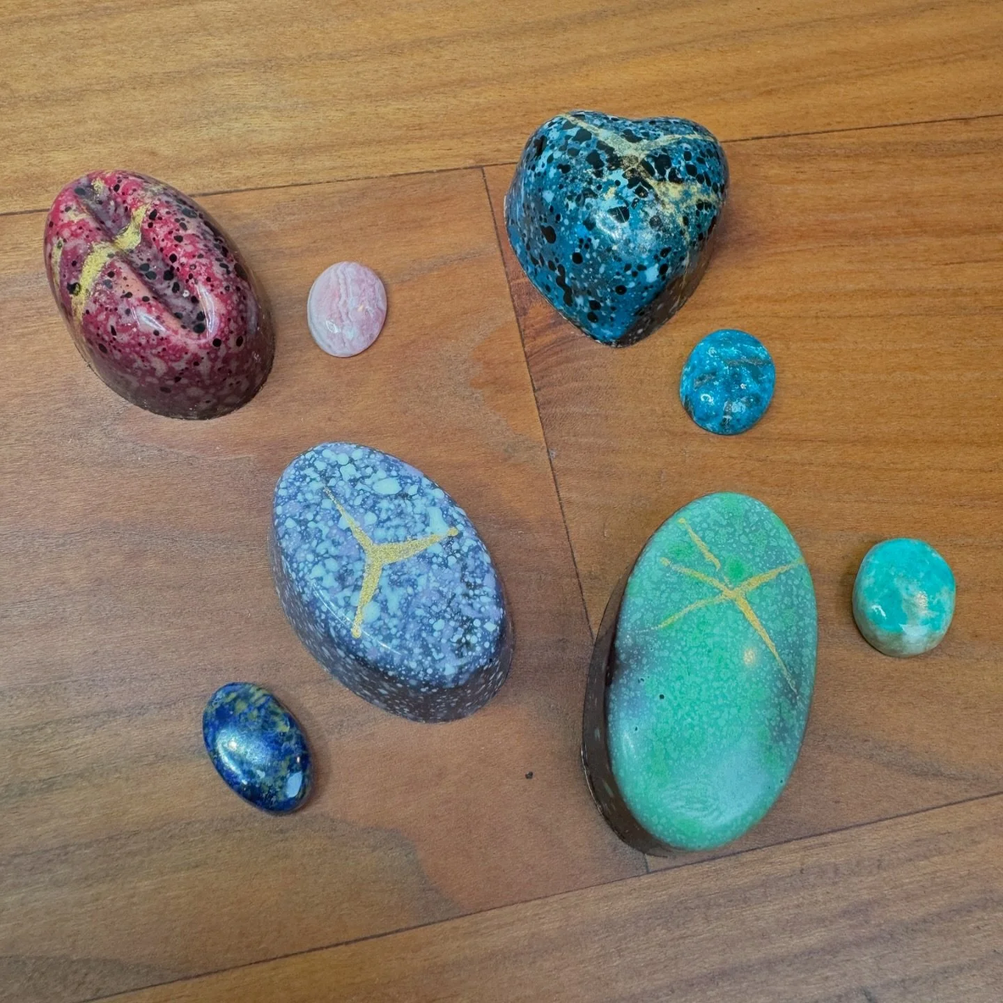 Real or&hellip; chocolate?

I had the pleasure of setting up next to Deepa from @besococo this Saturday at the @osoartscentre in Barnes, and just had to take home a box of lapis lazuli, rhodochrosite, amazonite and kingman turquoise&hellip;... I mean