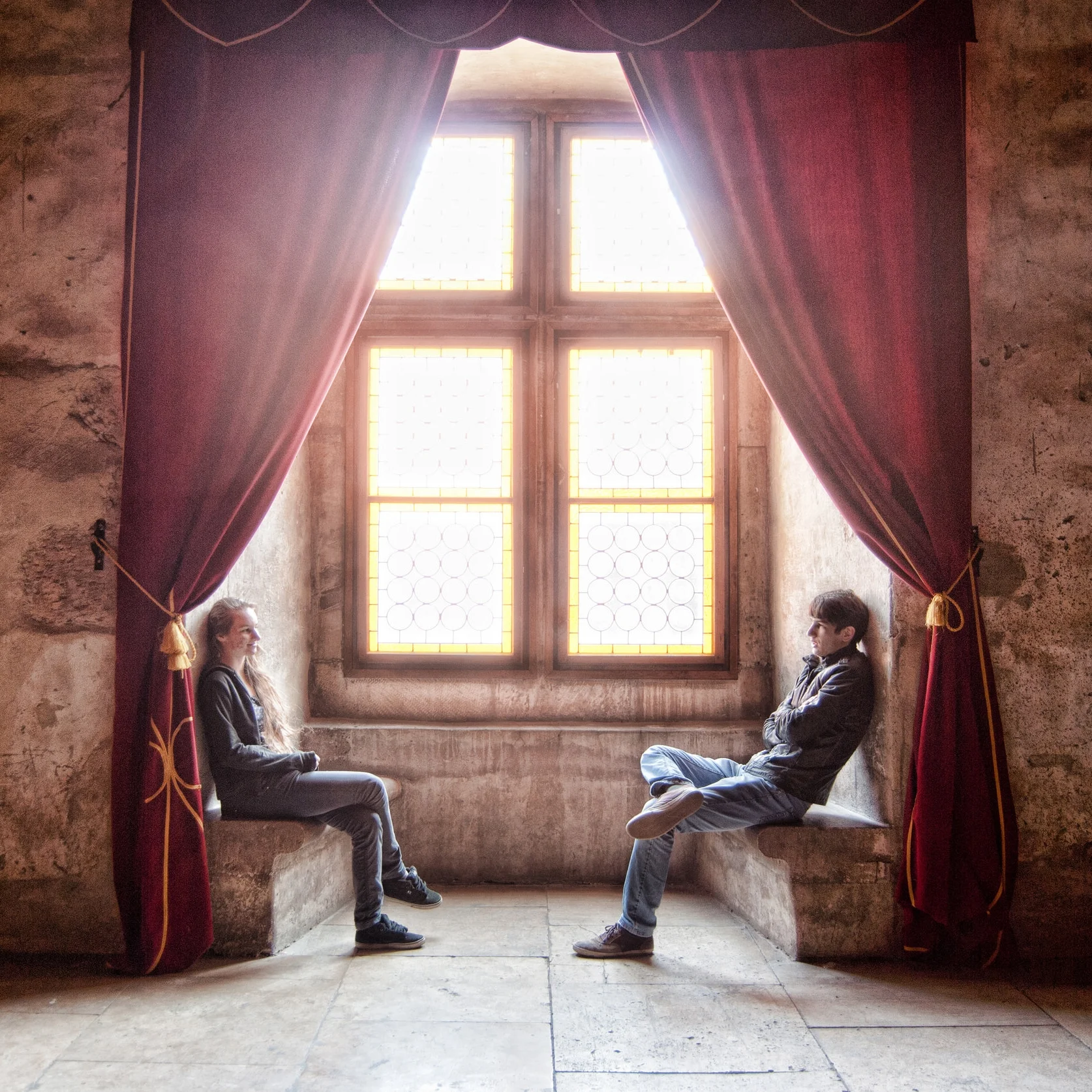 8 Honest Tinder Profiles of Young Art Professionals