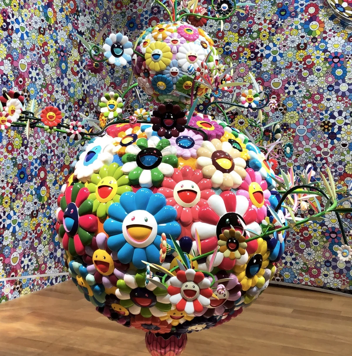 Takashi Murakami,&nbsp;Flower Ball (Lots of Color),&nbsp;installed at the Fort Worth Modern.&nbsp;