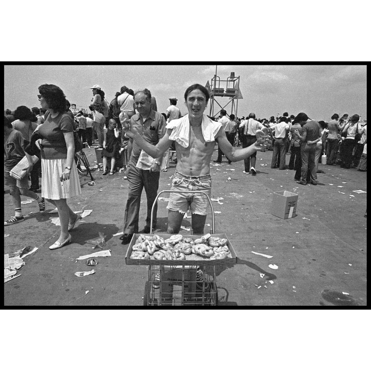 𝗧𝗶𝘁𝗹𝗲: 'Pretzel Vendor' | 𝗟𝗼𝗰𝗮𝘁𝗶𝗼𝗻: Coney Island, NY | 𝗬𝗲𝗮𝗿: 1976⁠