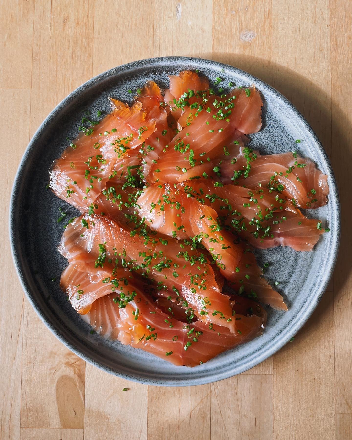 Cold smoked salmon with the first baby chives of the season! Smoked with apple wood - simple and mighty tasty.
